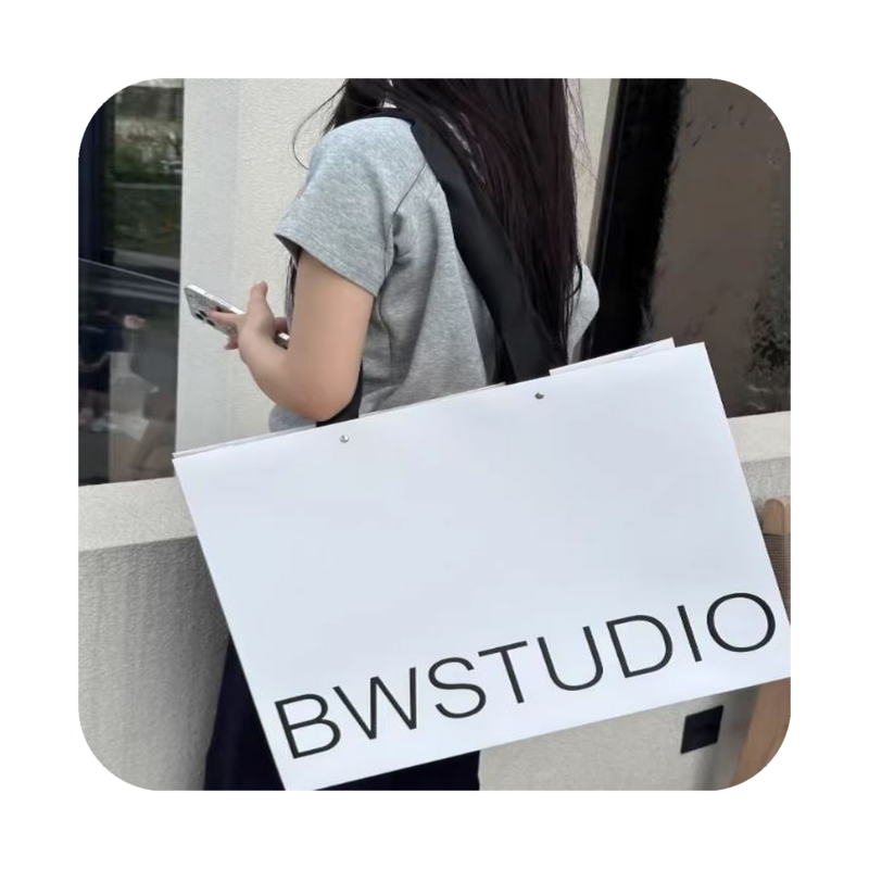 Бумажный пакет BW Studio с фирменной печатью