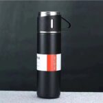 Черный термос с тремя кружками с логотипом