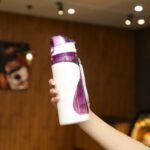 Фиолетовая спортивная бутылка с логотипом