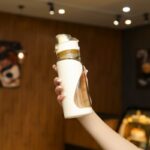 Желтая спортивная бутылка с логотипом